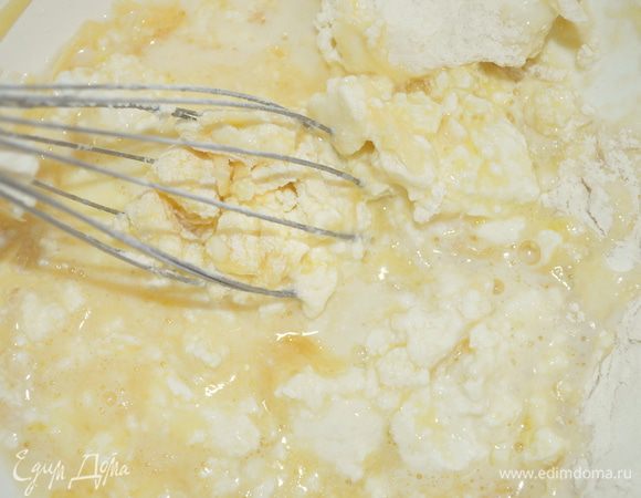 Добавить творог, сливки, муку и 1/2 тертого сыра, все размешать как следует.