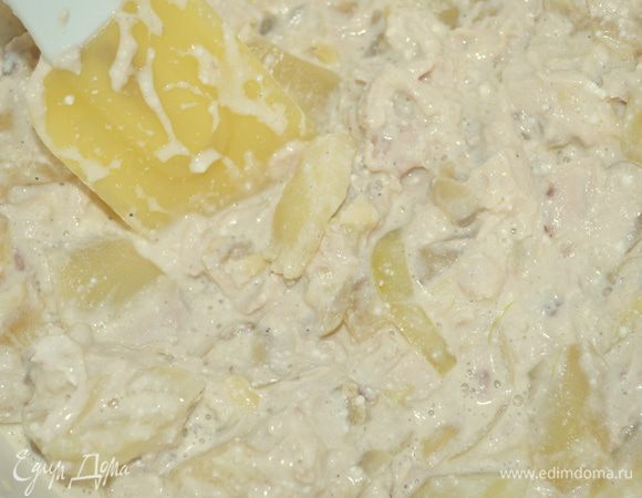 Добавить обжаренные овощи и курицу. Посолить и поперчить и все вместе размешать.