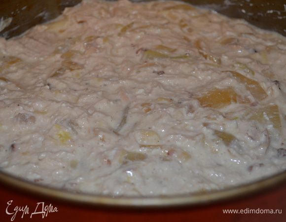 Разъемную форму смазать маслом и присыпать мукой (этот пирог можно подавать и в обычной форме для запеканок). Выложить в нее нашу смесь.