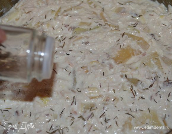 Присыпать тимьяном и еще немного поперчить.