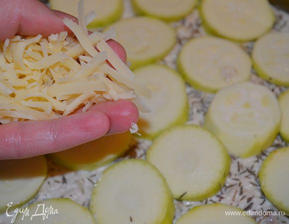 Сверху разложить кружочки цукини (второй цукини мы режем на кружки 0,5 см), посыпаем все второй половиной сыра и отправляем в духовку на 30 минут при 180 градусах.