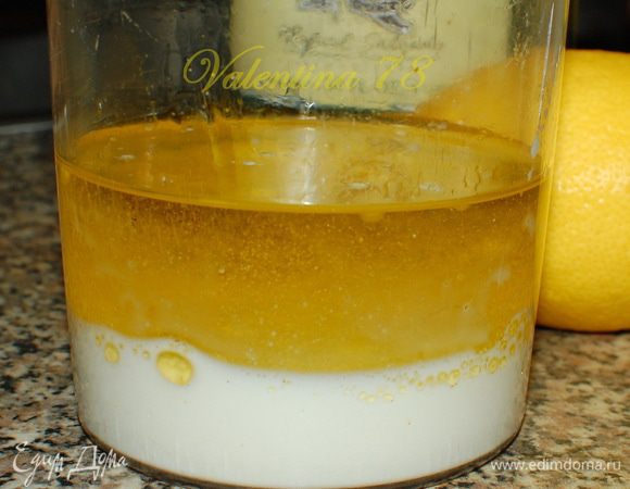 Все очень просто.
Молоко с маслом помещаю в стакан для взбивания. 

