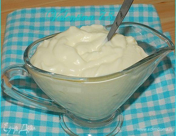 Погружным блендером на малых скоростях (6-7) начинаю взбивать, понемного ввожу лимонный сок, при этом увеличивая скорость. Эмульсия начинает густеть.
Вкус майонеза отрегулируйте в готовом виде.
Все!