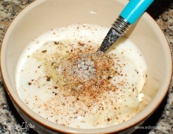 Этот майонез вы можете использовать в качестве заправки для салатов.
Например, вот такая вариация:
Майонез смешать с натуральным йогуротом (довести до консистенции соуса), добавить соль, свежемолотый перец, натертый мускатный орех и мелко рубленный чеснок. Всё тщательно перемешать.