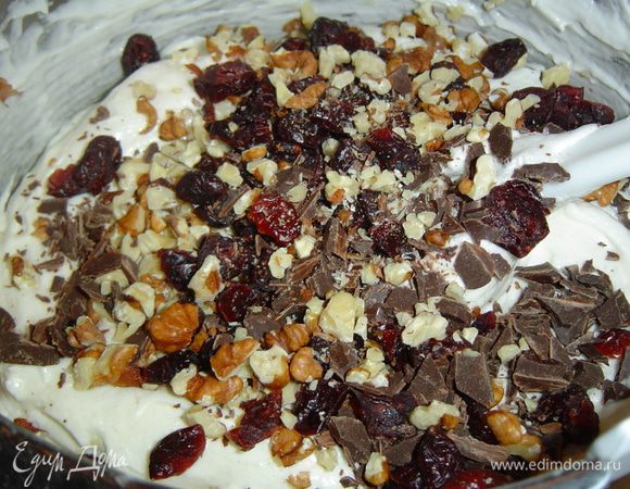 Измельчаем орехи (не сильно), режем на мелкие кусочки шоколад и кладем в тесто, добавив вяленую клюкву, перемешиваем.