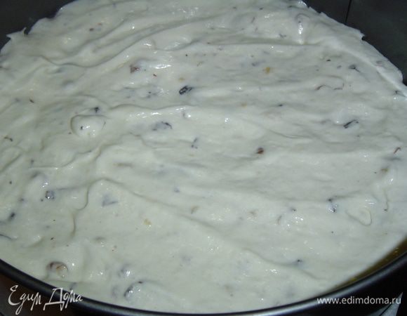 Форму (23 см) застилаем пергаментной бумагой, выкладываем 1/3 теста, разравниваем и выпекаем при температуре 180 градусов около 10 минут. Таким образом выпекаем еще 2 коржа.