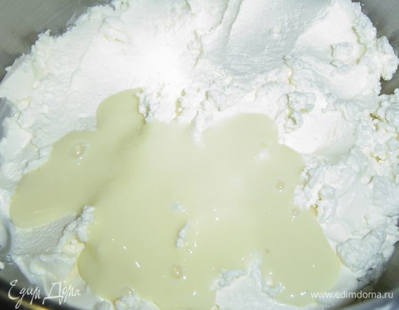 Пока коржи остывают, готовим крем. Творожный сливочный сыр соединяем со сгущенным молоком, добавляем ванилин и взбиваем до образования пышной, кремообразной массы. Сгущенку лучше добавлять постепенно, тогда можно быть спокойным, что крем не станет жидким.