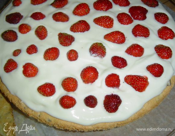 Коржи смазываем кремом, сверху выкладываем клубнику (большую лучше порезать), затем корж, крем, клубника, верхний корж и бока торта смазываем кремом.