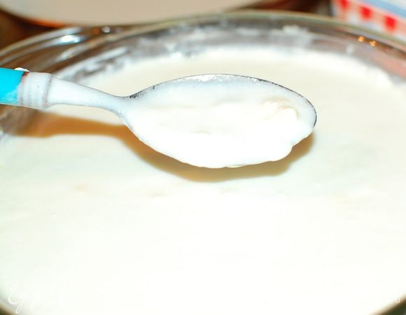 2 литра молока в стеклянной или эмалированной посуде смешиваем со сметаной и кефиром.
Оставляем на сутки. Если в помещении тепло, то времени понадобится меньше 12-16 часов. Проверяем, если наше молоко превратилось в густой кефир, значит - готово.