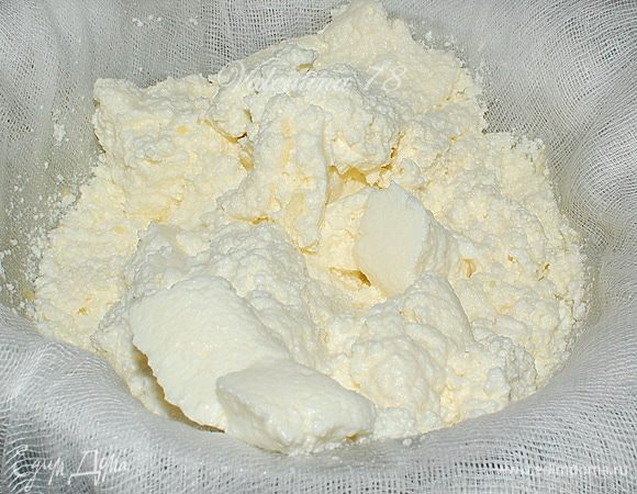 В эмалированную кастрюлю наливаем 0.5 л молока, доводим до кипения. Добавляем скисшее молоко, перемешиваем слегка, закрываем крышкой, убавляем огонь и томим минут 15-20.!!!(1.НЕ переусердствуйте,творог может стать сухим и резиновым 2.Если используете меньшее количество молока,уменьшайте и время томления) Оставляем еще на 10-12 часов.
Миску застилаю двумя слоями марли, выливаю содержимое кастрюли в марлю.
