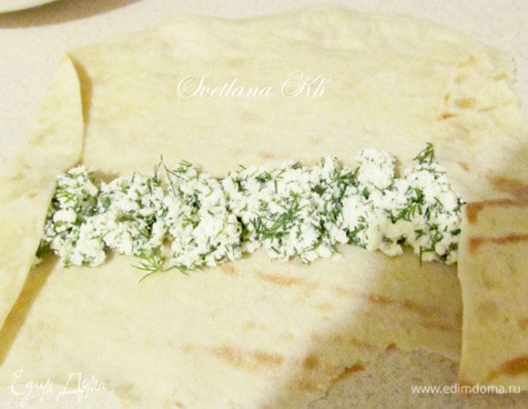 Лист лаваша делим на 2-3 части. В серединку  каждой части выкладываем начинку. Сворачиваем сигарой. Краешек можно смазать белком или водой и прижать.