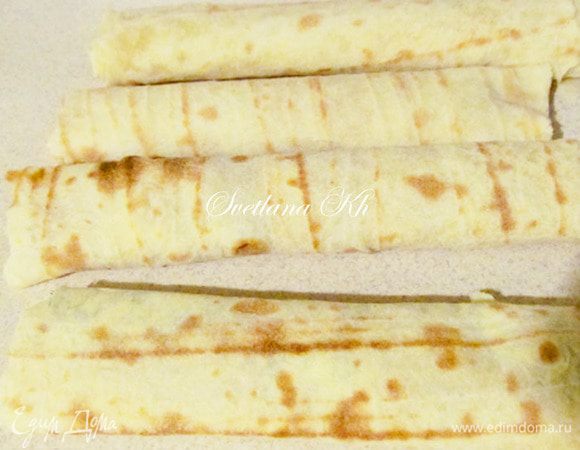 Вот такие сигаретки получаются. Поджарить их в небольшом количестве растительного масла. Подавать сразу горячими и хрустящими.  Очень вкусно с чаем.