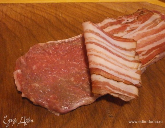 Пластинки мяса отбить, не солить. Выложить бекон.