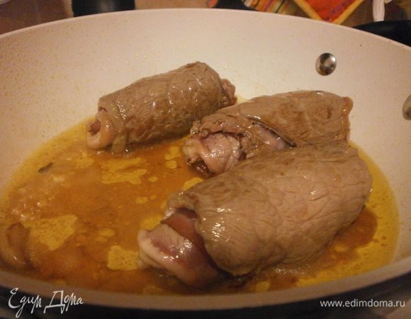 На оливковом масле обжарить чеснок и красный перец, убрать.Спассеровать лук. Выложить руретики и обжарить со всех сторон, чтобы закрылись волокна. Переворачивать желательно мясо с помощью деревянной лопатки. Сбрызнуть вином и дать выпариться алкоголю