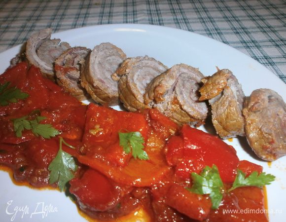 Готовые рулетики освободить от палочек, нарезать. Посыпать базиликом или другой зеленью по - вкусу. Приятного аппетита!