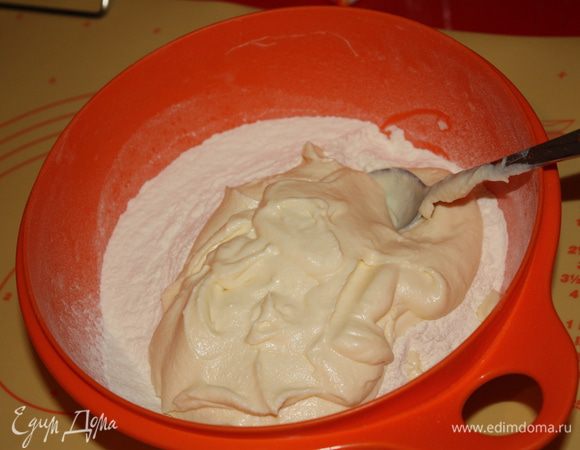 Смешать с просеянной мукой и перемешать все.