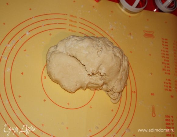 Вымешать тесто и разделить его на 4 части.