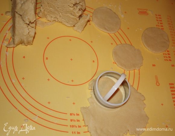Один пласт раскатать и вырезать из него кружочки стаканом или формочкой.