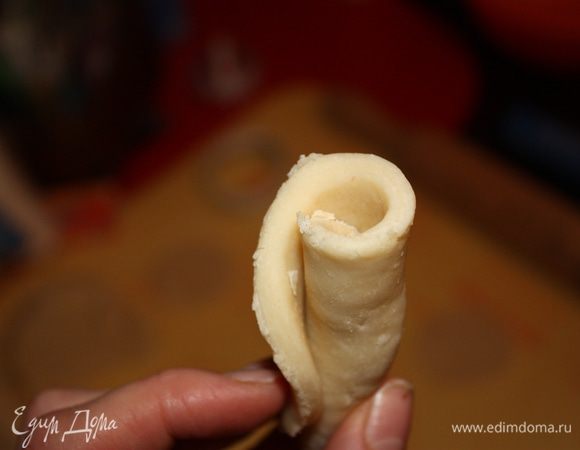 Начинаем лепить розочку. Один кружок сворачиваем рулетиком...