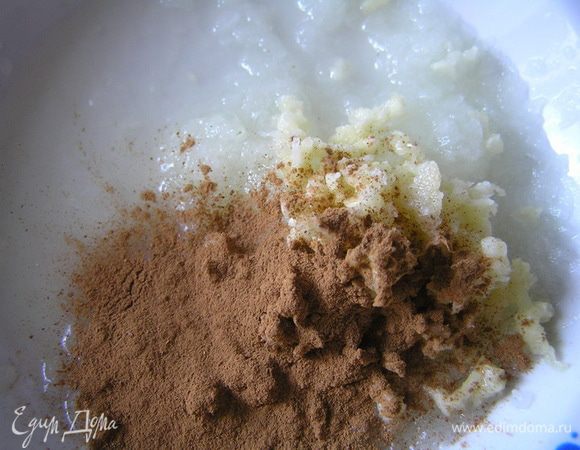 Для маринада лук нарететь на терке, чеснок измельчить в ступке (у меня пропущен через пресс), перемешать обе массы, добавить корицу и соль по вкусу.
