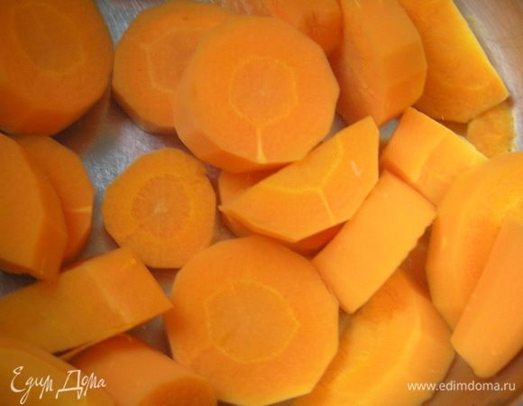 Подготовить овощи. Морковь очистить, нарезать кружочками 0,5 см, отварить в подсоленой воде 10 минут. Затем опустить в миску с холодной водой, чтобы остановить процесс варки. Картофель очистить, отварить в подсоленой воде 20 минут. Когда картофель остынет, нарезать его кружочками толщиной 1 см.