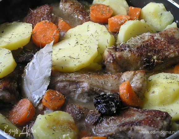 Добавить подготовленные овощи, бульон, лавровый лист, тимьян и тушить 20 минут.                                                         