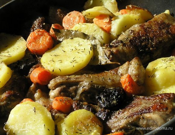 Развести кукурузную муку в 3 ст.л. воды и добавить в сковороду, аккуратно перемешать, довести до кипения. Готовить еще 2-4 минуты.