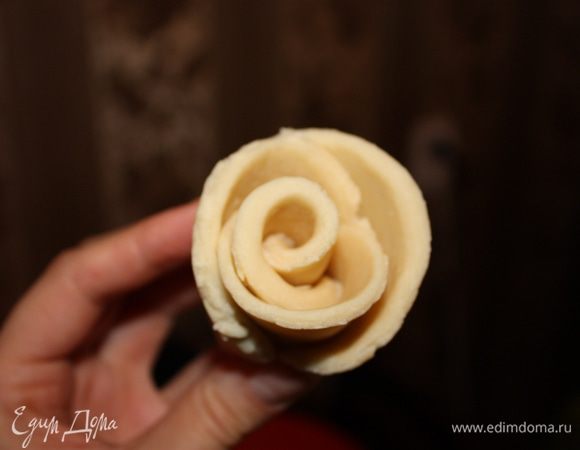 и следующие 2-3 кружка также обматывам вокруг,формируя розочку.