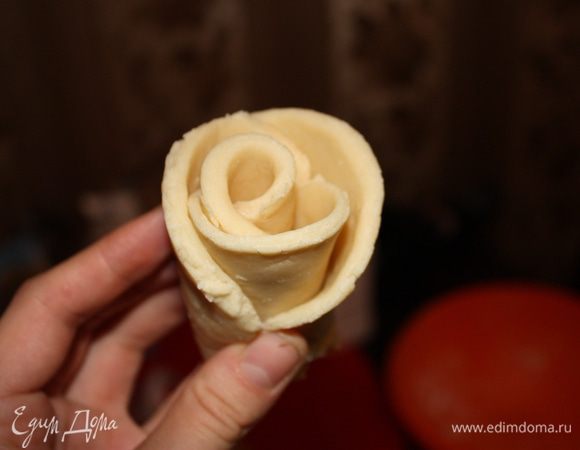 Немного разгибаем лепестки и делаем дно приплюснутым и устойчивым. Они очень хорошо падают, поэтому делайте их пошире.