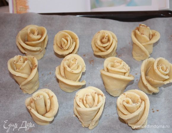 Присыпаем немного корицей и ставим в разогретую до 170 градусов духовку на 15 минут.