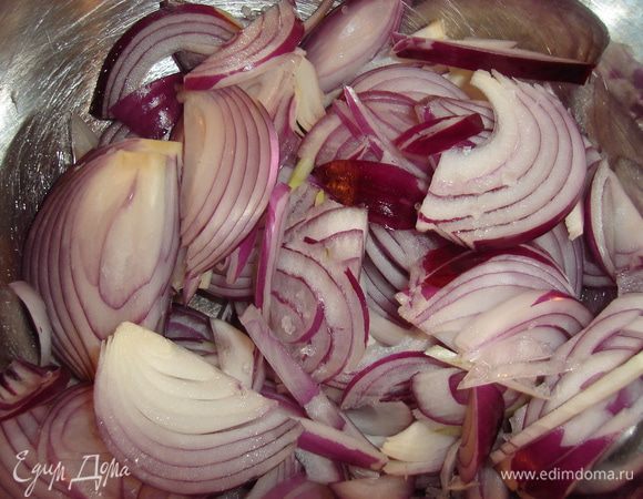 Лук нашинкуем перьями...