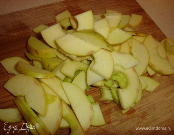 Из яблок (возьмите непрезентабельные кисленькие) вынимаем сердцевину, режем пополам и тонкими пластинами...