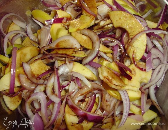 Смешаем лук и яблоки с небольшим количеством соли, бальзамика, соевого соуса и растительного масла - приправляем слегка...