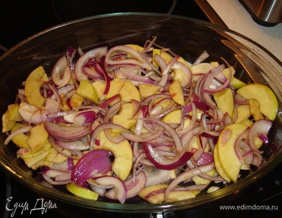 В толстостенную форму выкладываем подушку из половины луково - яблочной смеси, на нее - мясо и сверху - одеяло из лука и яблочек...