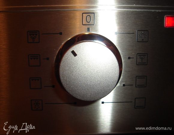 ... в разогретую духовку отправляем выпекать мясо при t 190 - 180 градусов, режим верх - гриль - конвекция. Минут через 10 накрываем форму влажным пергаментом. Через 20 минут снизим температуру до 170-160 градусов С и запекаем еще 30-40 минут до готовности мяса.