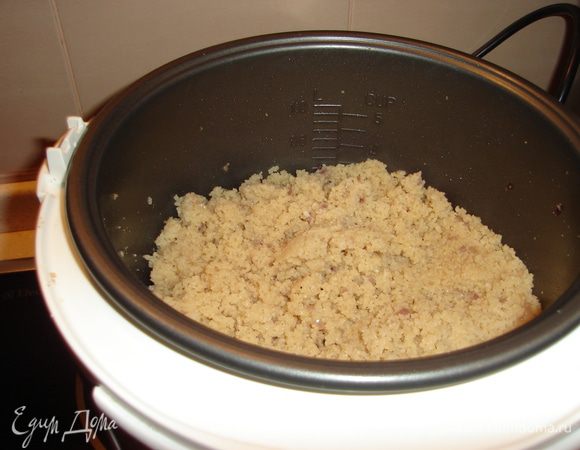 Кускус я приготовила в мультиварке: в режиме "выпекание" спассеровала измельченный лучок, чеснок, имбирь в смеси оливкового и сливочного масел с небольшим количеством черного перца. Всыпала стакан кускуса, порциями влила кипяток, перемешивая и наблюдая его консистенцию. Оставила на 5 минут в режиме "подогрев", приправила бальзамиком и солью (пробую, чтобы вкусы были сбалансированы) и оставила еще на 10-15 минут в режиме "подогрев".