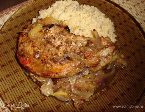 Сервируем мясо на луково-яблочной подушке с кускусом. Приятного аппетита... а он у вас проснется!