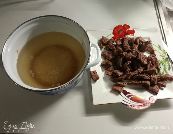 Нарезаем говядину кусочками не толще 1 см. Кладем в мультиварку, заливаем водой, ставим режим "тушение" и тушим минут 15-20. Говядину выкладываем на тарелку, больон переливаем в кастрюлю.