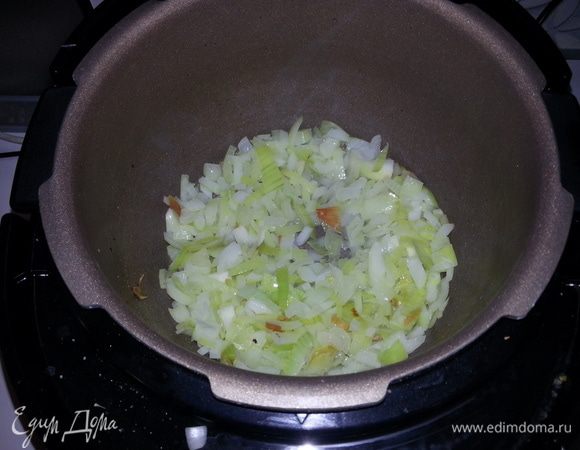 В мультиварку заливаем масло, нарезаем 2 луковицы. Включаем режим "духовка" и с открытой крышкой обжариваем до золотистого цвета. 
Добавляем томатную пасту, нарезанный помидор и жарим еще минуты 3.