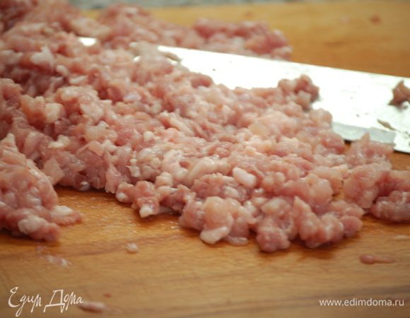 В оригинальном рецепте использовались куриные грудки, но в нашей семье их не особо любят, поэтому я использовала куриные бёдра. Итак, отделяем мясо от костей и при помощи острого ножа измельчаем очень мелко. Внешне это должно напоминать фарш.  В противном случае – во время жарки котлеты  развалятся.