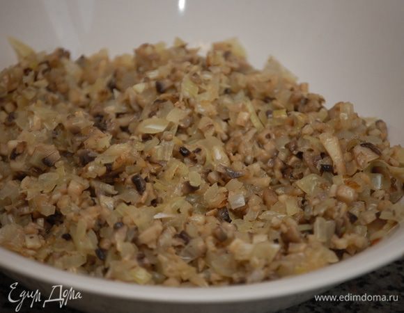 Обжарить лук на смеси сливочного и растительного  до мягкости. После  добавить в сковородку  шампиньоны и жарить  около 5 минут на среднем огне. Выложить в тарелку, приправить солью и перцем по вкусу. Остудить. 