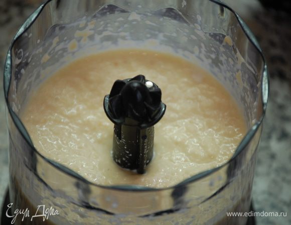 В блендере пробить до однородности хлеб, сливки, яйцо и мускат. Базилик измельчить ножом как можно мельче. 