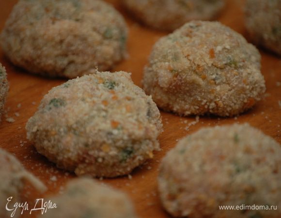 Смешать в  рубленое куриное мясо,  жареные шампиньоны с луком, содержимое блендера и измельченный базилик. Тщательно размешать. Приправить солью и перцем по вкусу.
Сформировать небольшие  котлеты, обвалять в сухарях и обжарить на растительном масле до золотистой корочки. Я жарю на тихом огне под крышкой. Так котлетки получаются более сочными.
