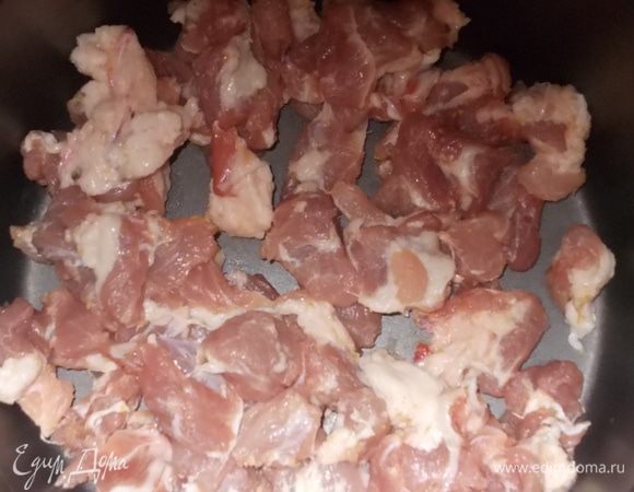 шейку сырую нарезать небольшими кусочками, уложить на дно чаши