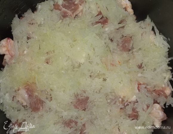 лук нарезать и выложить на мясо