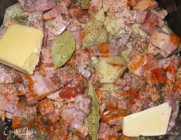 сосиски нарезать на небольшие кусочки, шейку в/к нарезать уложить поверх  картофеля