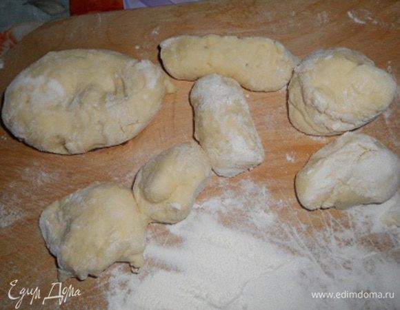 Поделить тесто на кусочки - можно на разные, чтобы сделать длинные и коротенькие рулетики. Творог смешать с сахаром и яйцом.