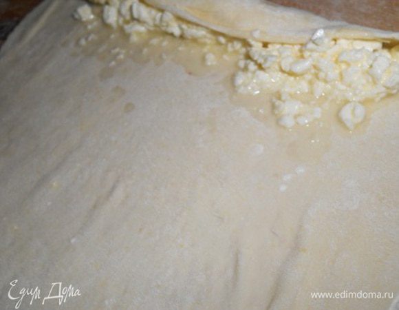 Раскатать тонко каждый кусочек, это очень просто тесто очень хорошее и назад не стягиваеться, положить начинку творог...