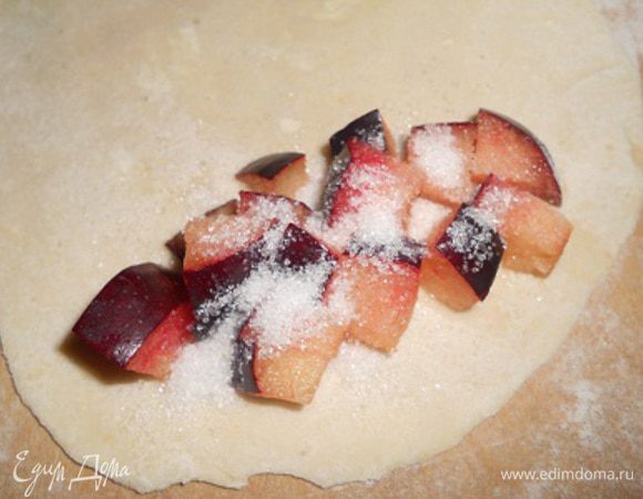 На другой пласт кладем сливу и посыпаем ванильным сахаром.