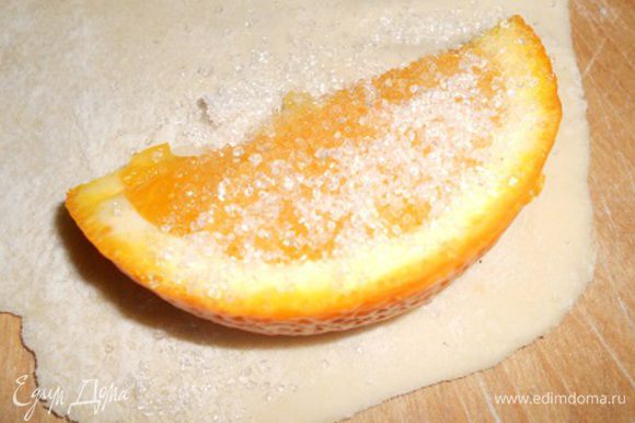 На следующий дольку апельсина и также посыпать ванильным сахаром.